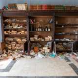 ...una splendida libreria in legno traboccante di libri (molti dei quali per� abbandonati sul pavimento)...